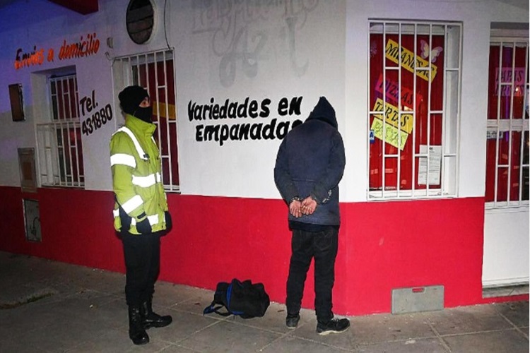 Detenido por robo a un vehiculo Detenido por robo a un vehiculo