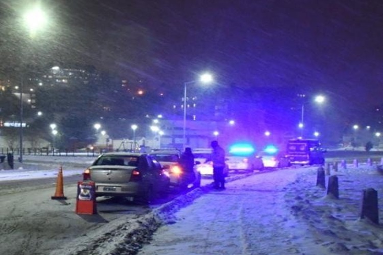 Intento escapar corriendo de un control policial, pero lograron detenerlo al caerse por el hielo