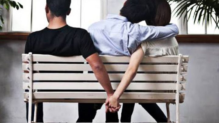 Descubrió que su novia le fue infiel gracias a una nota puesta en el inodoro