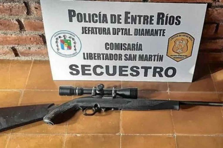 Tiene 15 años, intentó matar a su mamá, baleó a su hermano y se enfrentó a tiros con la policía
