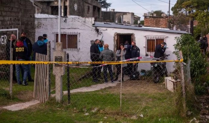 Tiene 23 años, mató a su mamá y a su hermanita de 9 y prendió fuego la casa