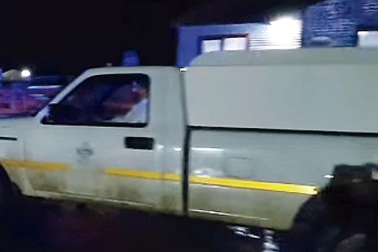 Encontraron a un hombre muerto, semi desnudo tirado en un patio Encontraron a un hombre muerto, semi desnudo tirado en un patio