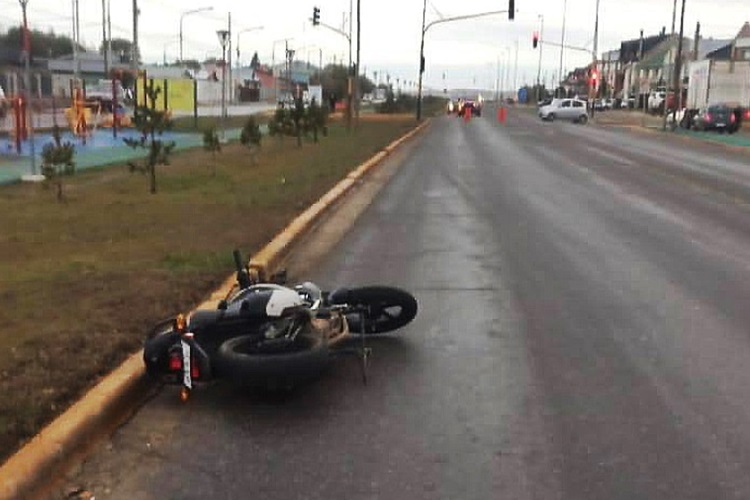 Joven motociclista accidentada en la Ruta 3 Joven motociclista accidentada en la Ruta 3