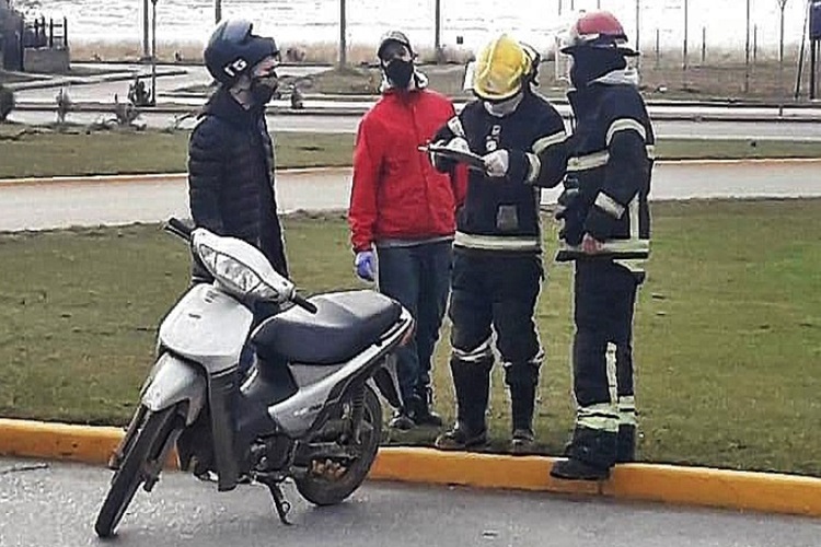 Pareja de motociclistas heridos luego de un choque con una Duster