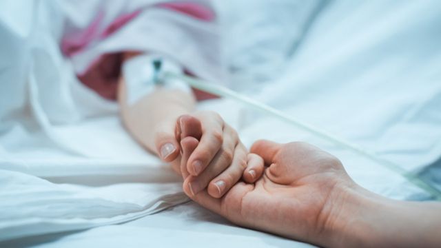 Le hicieron respiración boca a boca a su mamá internada por coronavirus para salvarla de la muerte Le hicieron respiración boca a boca a su mamá internada por coronavirus para salvarla de la muerte
