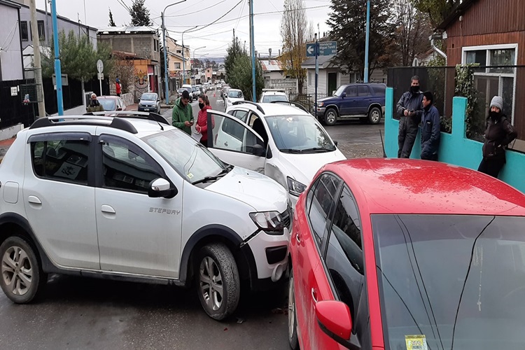 Choque en Ushuaia cuatro vehiculos involucrados Choque en Ushuaia cuatro vehiculos involucrados