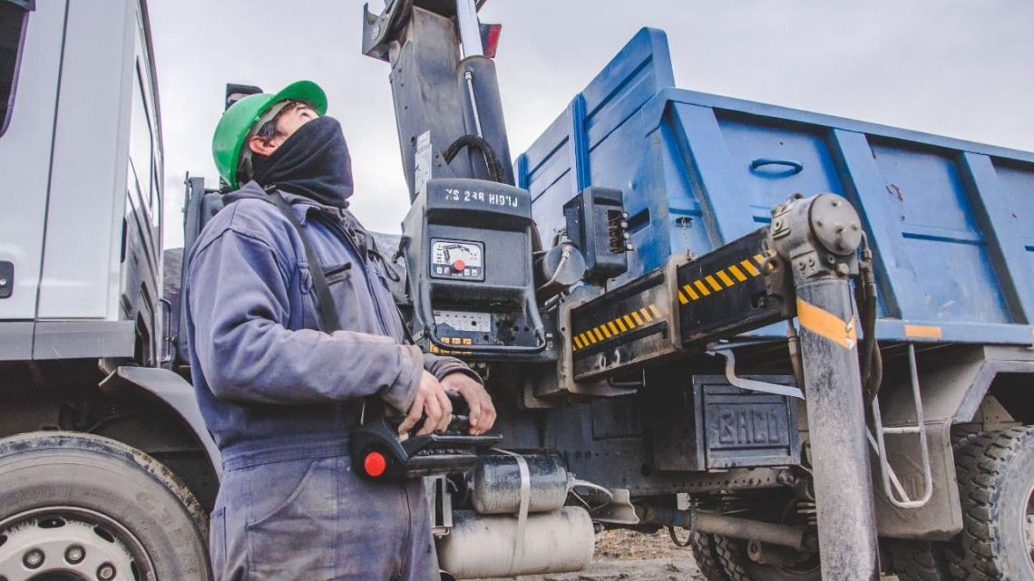 COLOCAN LOS POSTES DE ALUMBRADO PÚBLICO EN LA URBANIZACIÓN GENERAL SAN MARTÍN