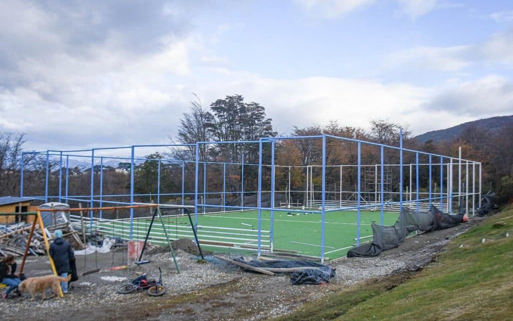 COLOCAN EL CERCO PERIMETRAL EN EL PLAYÓN DEPORTIVO DEL ESPACIO CUCAI COLOCAN EL CERCO PERIMETRAL EN EL PLAYÓN DEPORTIVO DEL ESPACIO CUCAI
