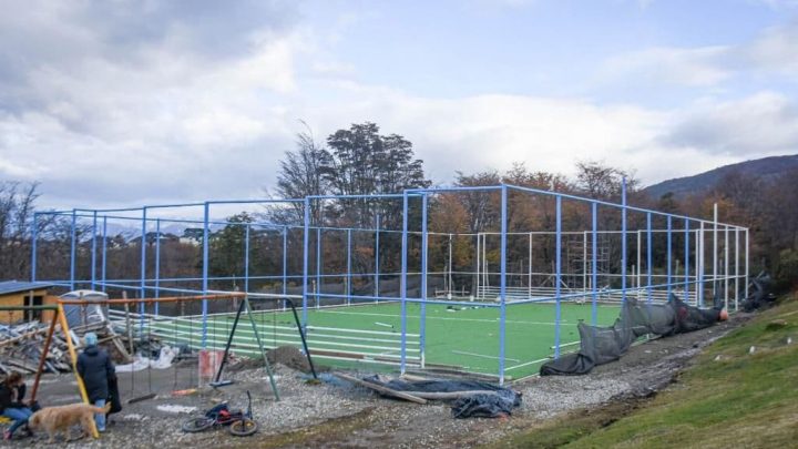 COLOCAN EL CERCO PERIMETRAL EN EL PLAYÓN DEPORTIVO DEL ESPACIO CUCAI