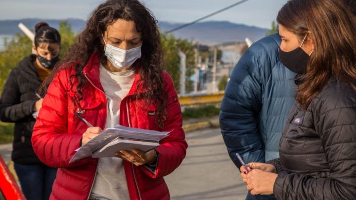 ATENCIÓN AL VECINO RECORRIÓ JUNTO A LA CONCEJALA AVILA EL BARRIO LOS ALERCES