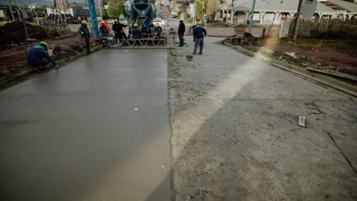 CONCLUYE  EL HORMIGONADO DE LA CALLE FORMOSA EN EL MARCO DEL PLAN DE OBRAS MUNICIPAL DE USHUAIA