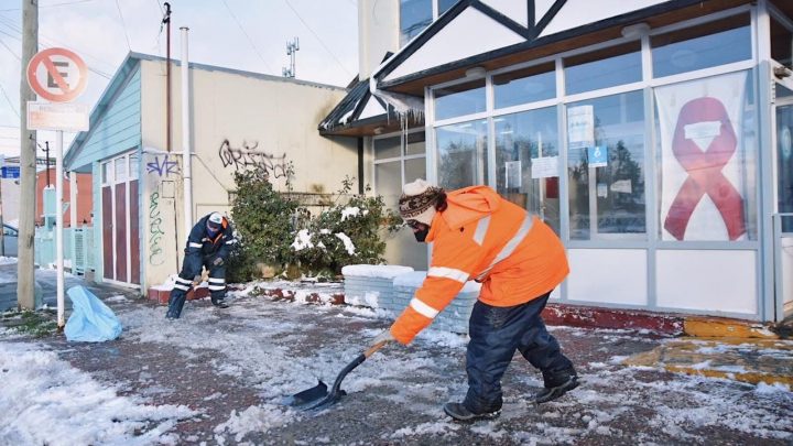 LA MUNICIPALIDAD DE USHUAIA Y PAMI COLABORAN CON LA LIMPIEZA DE VEREDAS DE ADULTOS MAYORES