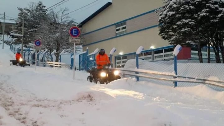 LA MUNICIPALIDAD COLABORÓ CON LA LIMPIEZA DE LAS ESCUELAS PROVINCIALES PARA QUE SEA POSIBLE EL RETORNO A CLASES