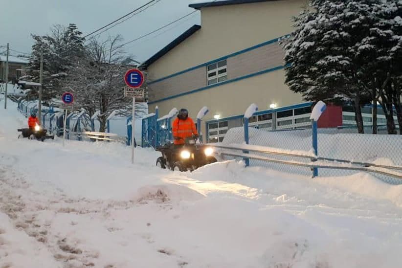 LA MUNICIPALIDAD COLABORÓ CON LA LIMPIEZA DE LAS ESCUELAS PROVINCIALES PARA QUE SEA POSIBLE EL RETORNO A CLASES
