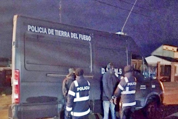 Un conductor detenido luego de chocar vehiculos estacionados en la madrugada Un conductor detenido luego de chocar vehiculos estacionados en la madrugada