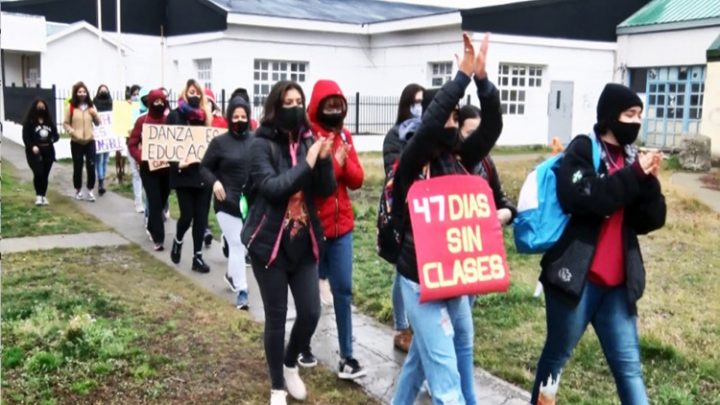 Reclamo de alumnos y docentes del Polivalente de Arte