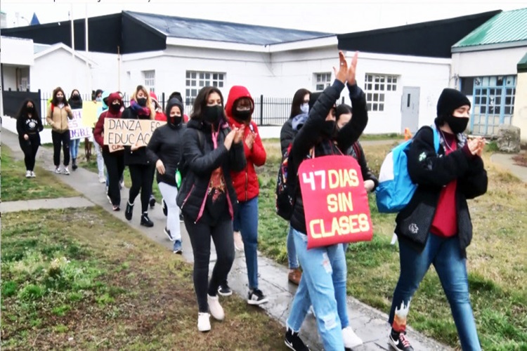 Reclamo de alumnos y docentes del Polivalente de Arte