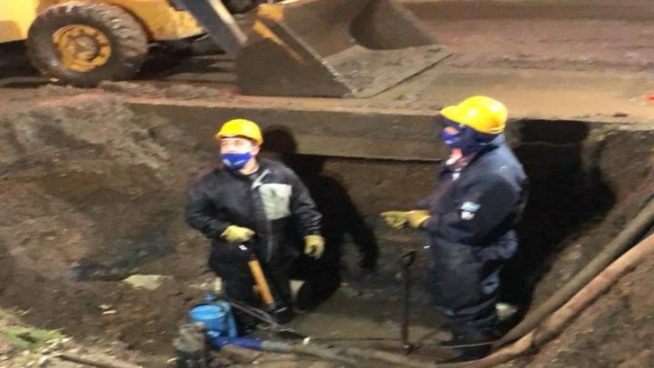 Continúan las reparaciones de emergencia sobre las cañerías afectadas en la zona de San Martín e Ibarra