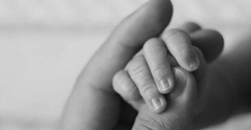 Tragedia: murió una mamá en la cama y su beba falleció tras broncoaspirarse Tragedia: murió una mamá en la cama y su beba falleció tras broncoaspirarse