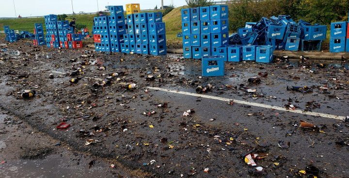 Volcó un camión repleto de cajones de cerveza: la Policía tuvo que asistir para evitar robos