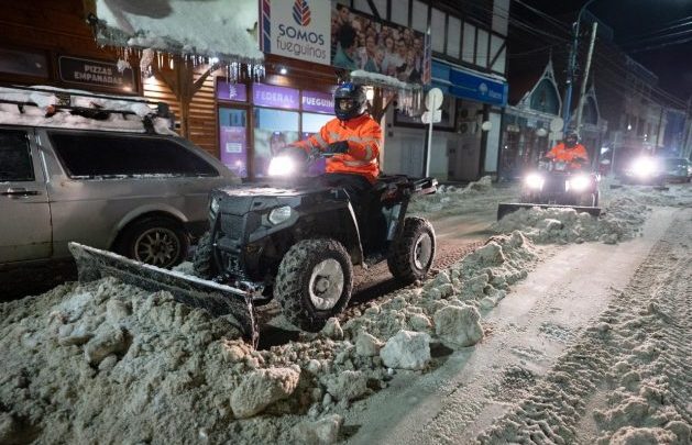 Trabajos nocturnos para despejar la nieve de la capital fueguina