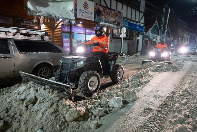 Trabajos nocturnos para despejar la nieve de la capital fueguina