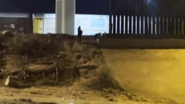 El desgarrador grito de un nene abandonado en la frontera de México
