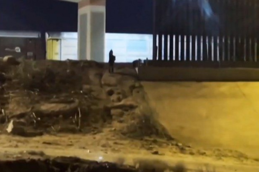 El desgarrador grito de un nene abandonado en la frontera de México El desgarrador grito de un nene abandonado en la frontera de México