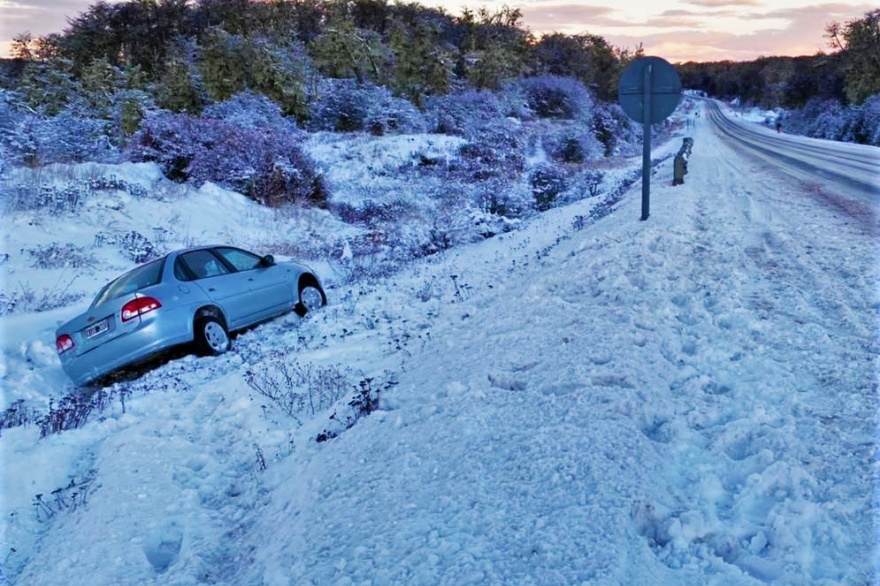 La llevaban remolcando con una linga de RG a Tolhuin se cortó y volcaron