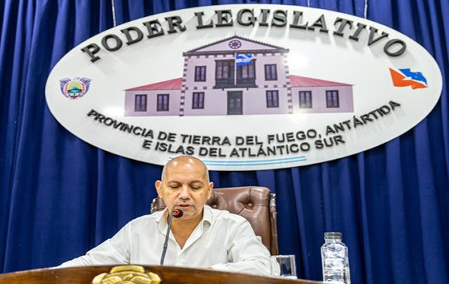 Criticas a la gestion de Melella, los funcionarios no le encuentran ni el agujero al mate