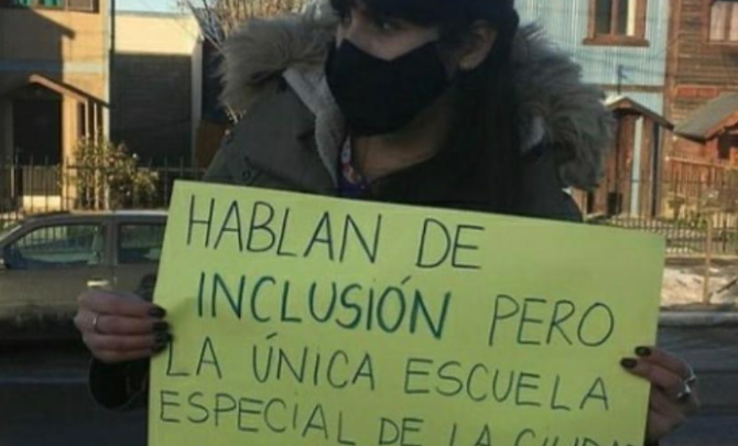 Cacerolazo de docentes y padres de la Kayú Chenen en reclamo por la presencialidad