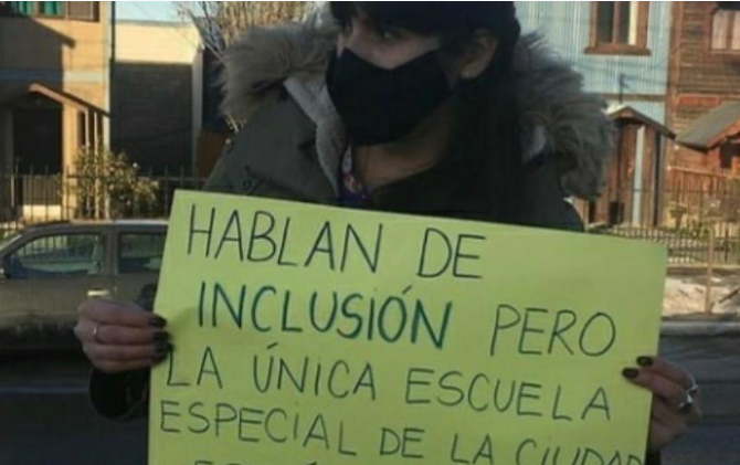 Cacerolazo de docentes y padres de la Kayú Chenen en reclamo por la presencialidad