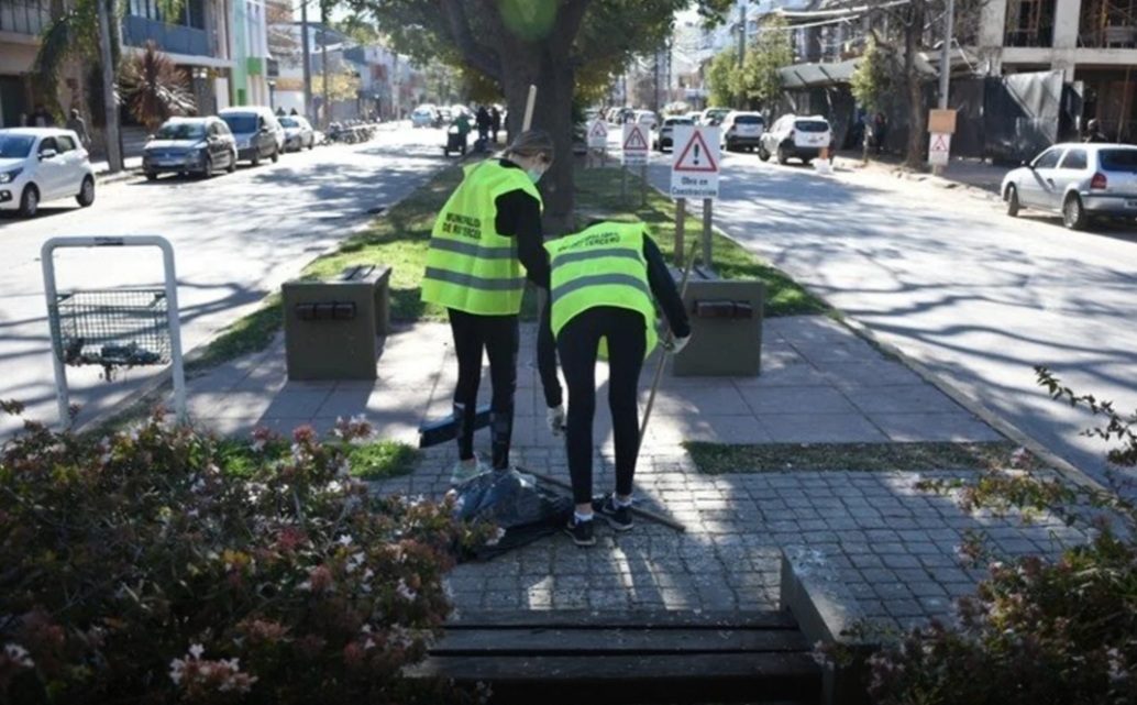 Obligan A Jóvenes A Barrer Veredas Y Mantener Plazas Por Participar De Fiestas Clandestinas Obligan A Jóvenes A Barrer Veredas Y Mantener Plazas Por Participar De Fiestas Clandestinas
