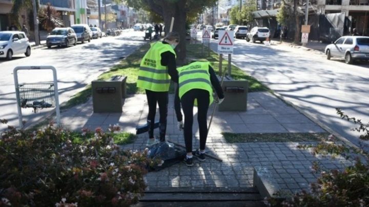 Obligan A Jóvenes A Barrer Veredas Y Mantener Plazas Por Participar De Fiestas Clandestinas