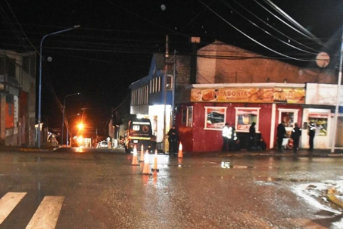 Cuatro hombres y una mujer detenidos en Ushuaia por una pelea callejera en la madrugada Cuatro hombres y una mujer detenidos en Ushuaia por una pelea callejera en la madrugada