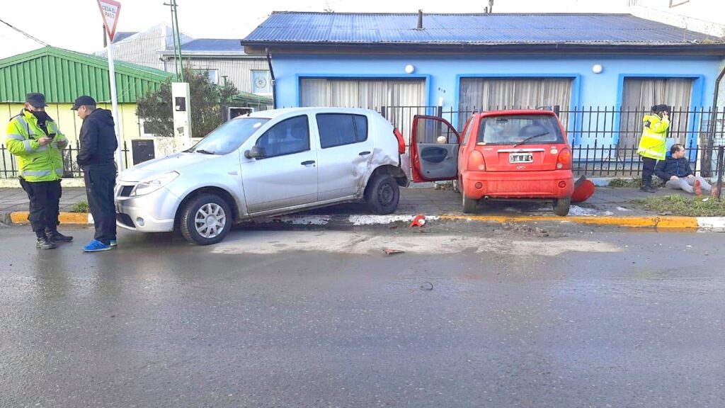 Choque damnifica a dos adultos y una niña porque no se respetó el cartel de “Ceda el paso”