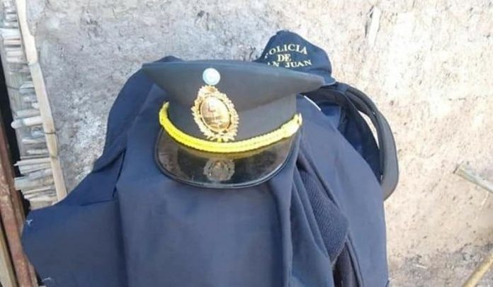 Una joven cursa su último año para ser policía, vive en una situación crítica y necesita ayuda para terminar