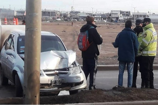 Choque contra columna de alumbrado y vehiculo incautado Choque contra columna de alumbrado y vehiculo incautado