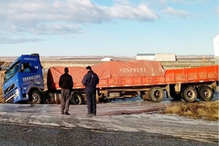 Camion despistado, cayo en una zanja en la banquina
