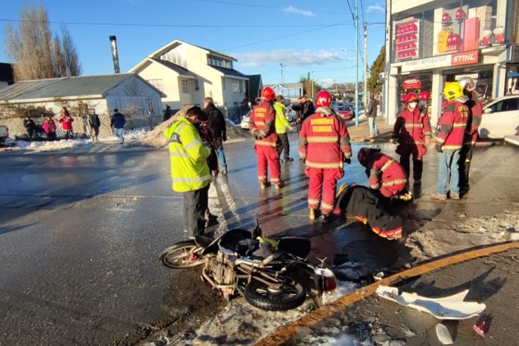 Conductor choco una moto, huyo y es buscado por la policia en Ushuaia