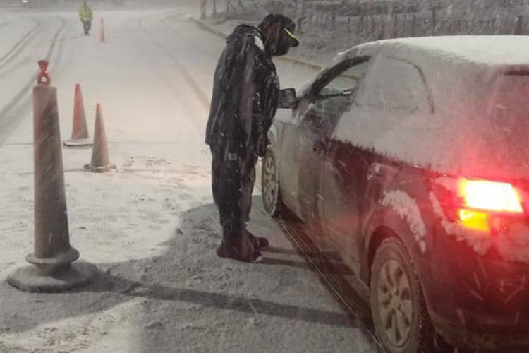 Concejal y su hija notificados por violar las restricciones horarias