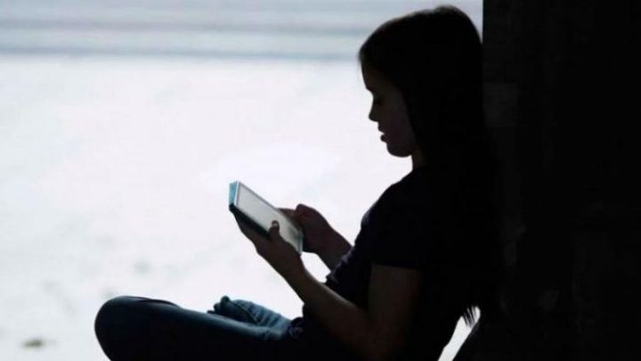 Contactó a la hija de su expareja por las redes, la sedujo y la violó