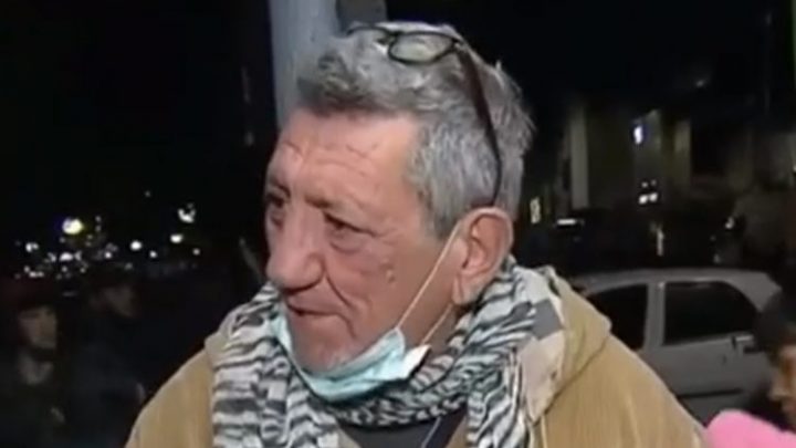 “Tengo 58 años, laburé toda mi vida”, la desolación de un hombre mientras pedía comida en una plaza de Morón