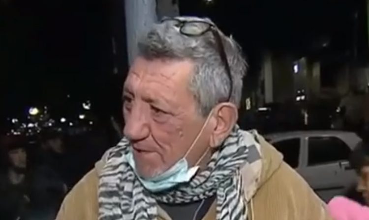 “Tengo 58 años, laburé toda mi vida”, la desolación de un hombre mientras pedía comida en una plaza de Morón