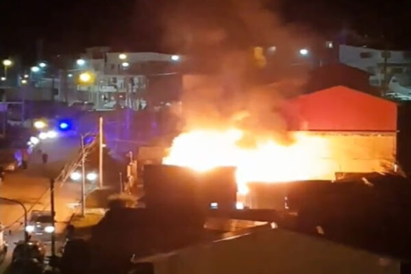 Trágico incendio en Ushuaia: Un hombre muerto