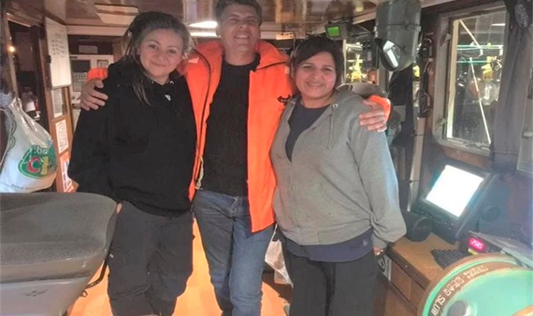 Zarpó de Chubut el primer buque pesquero al mando de dos mujeres