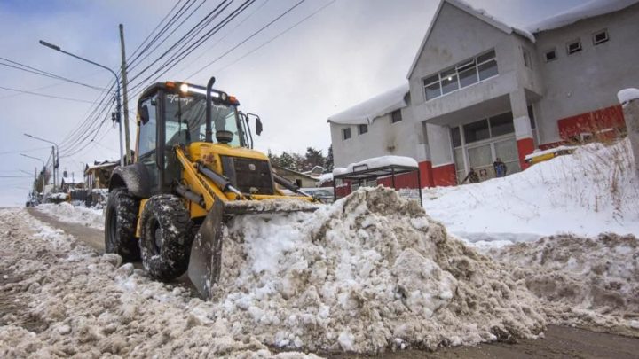 ATENCIÓN AL VECINO ACOMPAÑA LOS TRABAJOS DEL OPERATIVO INVIERNO EN USHUAIA