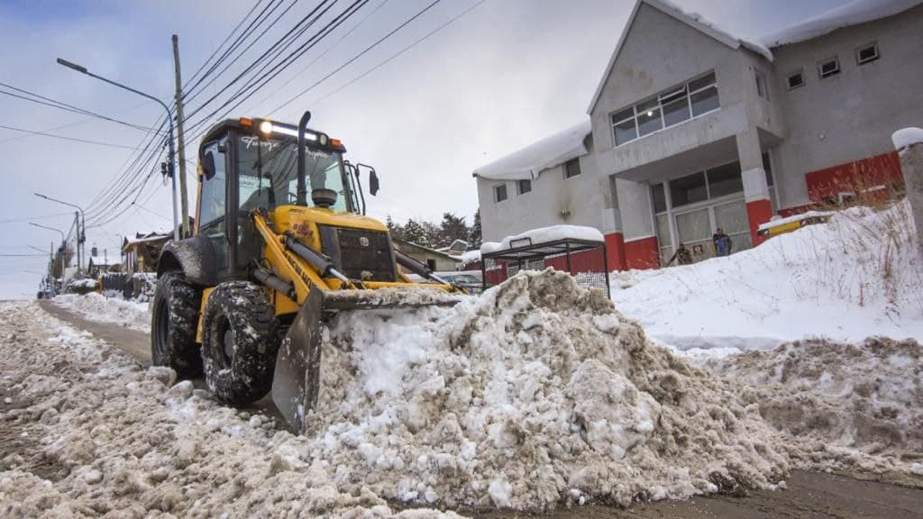ATENCIÓN AL VECINO ACOMPAÑA LOS TRABAJOS DEL OPERATIVO INVIERNO EN USHUAIA ATENCIÓN AL VECINO ACOMPAÑA LOS TRABAJOS DEL OPERATIVO INVIERNO EN USHUAIA