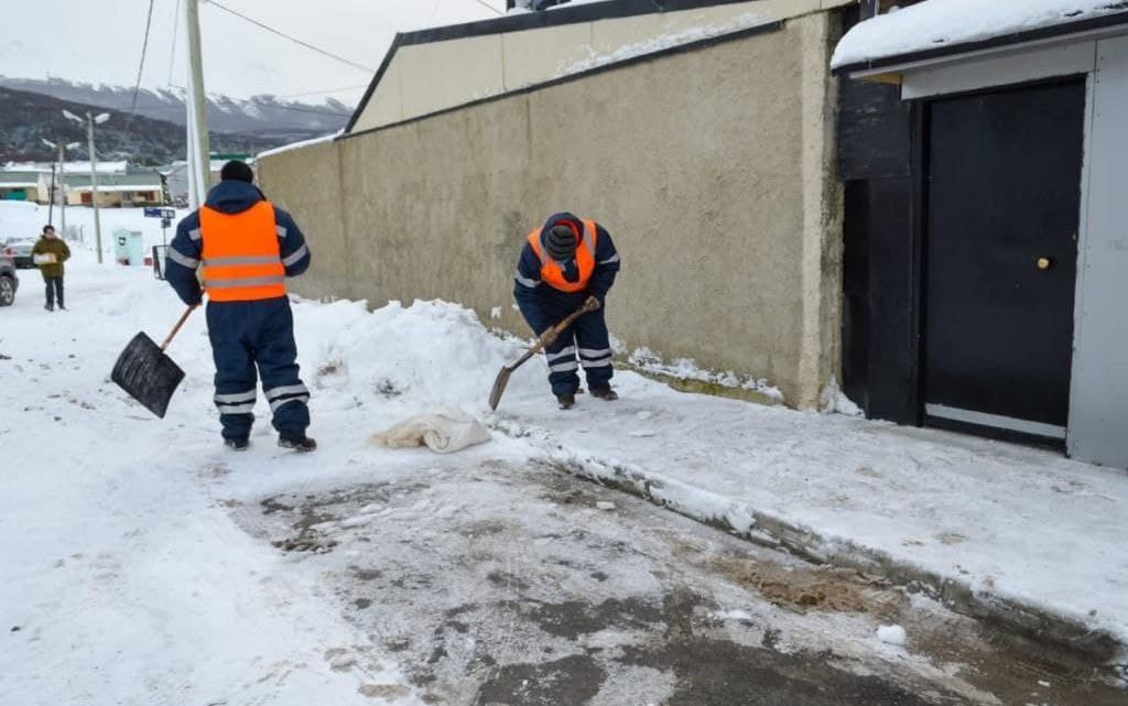 LA MUNICIPALIDAD DE USHUAIA ACOMPAÑA A PAMI EN LA VACUNACIÓN ANTIGRIPAL EN DOMICILIOS Y COLABORA CON LA LIMPIEZA DE VEREDAS