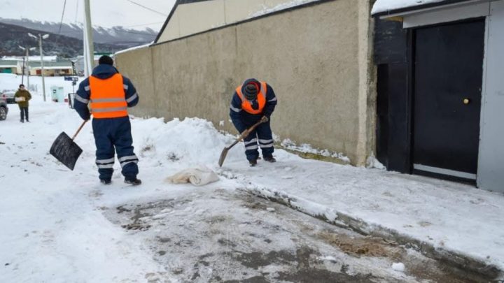 LA MUNICIPALIDAD DE USHUAIA ACOMPAÑA A PAMI EN LA VACUNACIÓN ANTIGRIPAL EN DOMICILIOS Y COLABORA CON LA LIMPIEZA DE VEREDAS